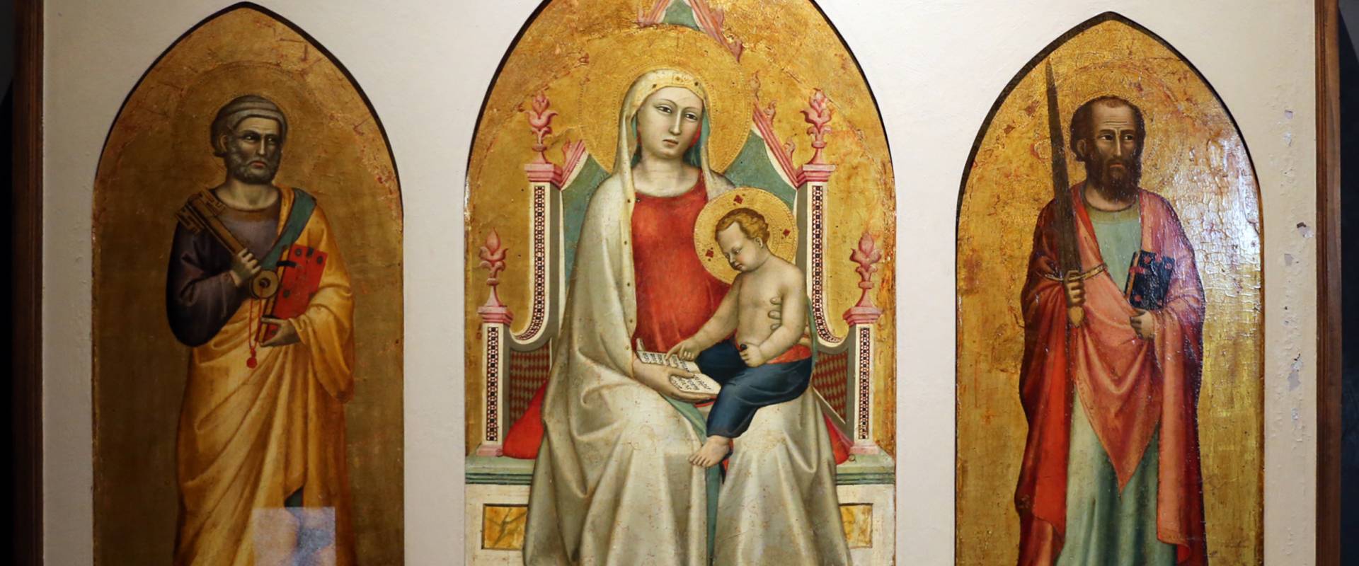 Bernardo daddi, madonna con bambino leggente e i santi pietro e paolo, 1320-30 ca. 01 foto di Sailko
